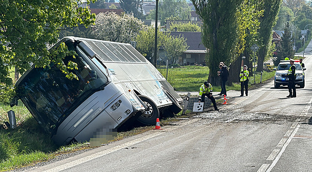 Na Příbramsku sjel autobus s dětmi do příkopu, čtyři se lehce zranily