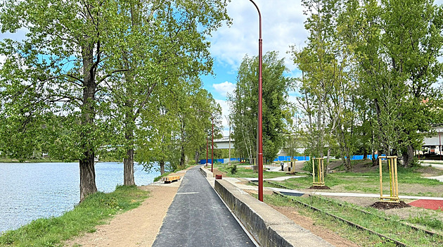 V Holešovicích vzniká nový park. Část už je otevřená, zbytek zpřístupní v létě