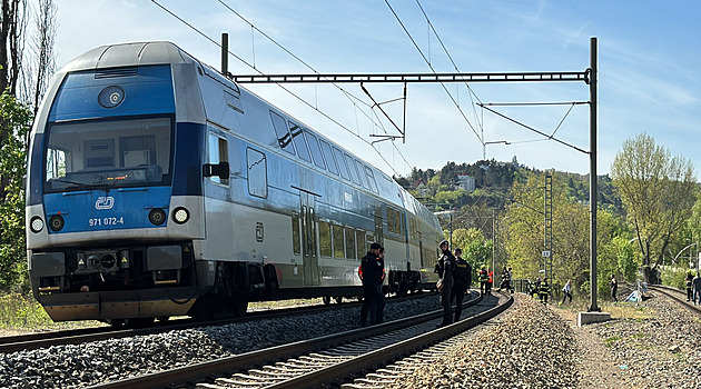Vlak na Děčínsku usmrtil člověka, provoz na trati do Ústí nad Labem je přerušen