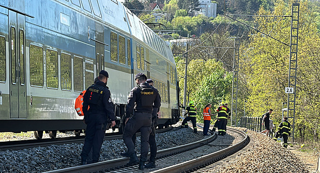 Na Nymbursku našli u tratě mrtvého muže. Policie hledá vlak, který ho srazil