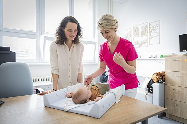 Klinická logopedka Tereza Blahová (vpravo) pomáhá pedasn narozeným dtem v...