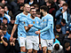 Fotbalist Manchesteru City se raduj z druhho glu v sti Lutonu.