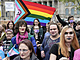 Demonstranti poaduj zkon na ochranu prv transgender komunity ped budovou...