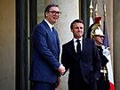 Francouzský prezident Emmanuel Macron a srbský prezident Aleksandar Vui pi...