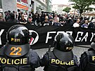 Policist� proti neonacist�m na brn�nsk� Queer Parade