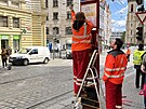 Pracovn�ci Dopravn�ho podniku instaluj� informa�n� tabuli na Strossmayerov�...