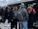 Lid� nastupuj� do n�hradn�ho autobusu X1 na Hrad�ansk�. (18. dubna 2024)
