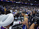 Zklamaný Stephen Curry z Golden State Warriors po zápase se Sacramento Kings.
