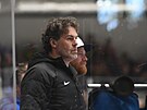 Jaromír Jágr a Jakub Vorá�ek sledují ze st�ída�ky první bará�ový duel.