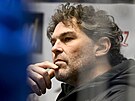 Majitel kladenských Rytí�� Jaromír Jágr pozoruje bará�ové utkání proti Vsetínu.