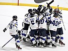 Finské hokejistky oslavují bronzovou medaili z mistrovství svta.