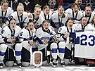 Finské hokejistky pózují s bronzovými medailemi z mistrovství svta.