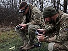 Ukrajintí operátoi dron trénují nedaleko frontové linie v Doncké oblasti....