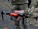 Bezpilotní letoun v rukou vojáka, který se úastní kurzu operátor dron v...