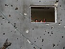 Palestinské dti se dívají z okna ve mst Gaza. (11. dubna 2024)