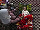 Vysídlená Palestinka se stará o své dít Zawaid v centrální ásti Gazy. (4....