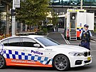 Policista stojí nákupního stediska v Sydney, kde tyicetiletý mu ubodal est...
