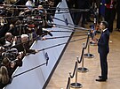 Belgický premiér Alexander De Croo hovoí s médii pi píjezdu na summit EU v...