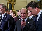 Nmecký spolkový kanclé Olaf Scholz a nizozemský premiér Mark Rutte hovoí...
