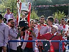 Iker Muniain a trenér Ernesto Valverde se fotí s trofejí na bárce La Gabarra,...