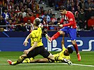 Álvaro Morata z Atlétika Madrid stílí na bránu Dortmundu.
