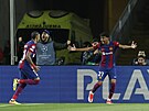 Barcelonský Yamal Lamine (vpravo) oslavuje gól se stelcem Raphinhou.
