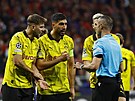 Fotbalisté Borussie Dortmund diskutují s rozhodím Marcem Guidou.