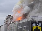 V Kodani hoí historická budova burzy. (16. dubna 2024)