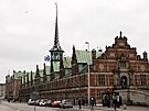 Budova historické burzy v Kodani ped poárem. Stavba ze 17. století procházela...