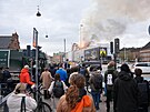 Lidé v Kodani pihlíejí na poár historické budovy burzy. (16. dubna 2024)