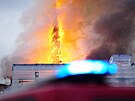 Ohe se íí po stee historické budovy burzy v Kodani (16. dubna 2024)