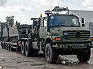 Mercedes-Benz Zetros (výzbroj litevské armády) a naloené M113 pro Ukrajinu