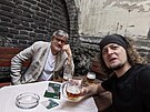 Gastronaut Pavel Maurer a editor deníku Metro popíjí a zárove� pracují.