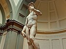 Originální socha Davida od Michelangela Buonarrotiho v Akademii krásných umní...