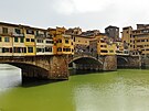 Most Ponte Vecchio pes eku Arno