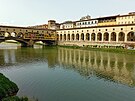 Most Ponte Vecchio pes eku Arno