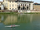 Veslováni na ece Arno je populárním sportem.