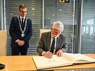 Petr Pavel se podepisuje do pam�tn� knihy na krajsk�m ��ad� ve Zl�n�. (duben...