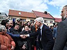 Petr Pavel se zdrav� s lidmi v Ostro�sk� Lhot�, kter� byla vyhl�ena...