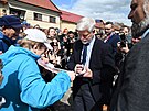 Petr Pavel se zdrav� s lidmi v Ostro�sk� Lhot�, kter� byla vyhl�ena...