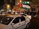 Íránský mu v Teheránu mává vlajkou bhem oslav po útoku Íránu na Izrael. (14....