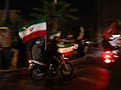 Íránci v Teheránu mávají vlajkou bhem oslav útoku Íránu na Izrael. (14. dubna...