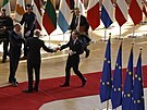 Pedseda Evropské rady Charles Michel si potásá rukou se védským premiérem...