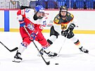 eská hokejistka Anna Kalová zaváí puk do útoného pásma.