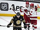 Andrej Svenikov (íslo 37) a Teuvo Teräväinen se radují z gólu proti Bostonu.