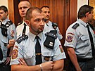 V budov� soudu vl�dla p��sn� bezpe�nostn� opat�en�. P��tomni byli �lenov�...