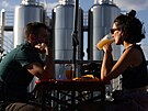 Zákazníci popíjejí pivo na baru pivovaru Signature Brew ve východním Londýn....
