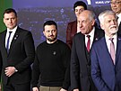Ukrajinský prezident Volodymyr Zelenskyj po boku eského prezidenta Petra Pavla...