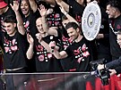 Fotbalisté Leverkusenu v ele s trenérem Xabi Alonsem slaví vítzství v...