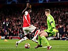 Bukayo Saka z Arsenalu se pokouí vymodlit penaltu v souboji s brankáem...
